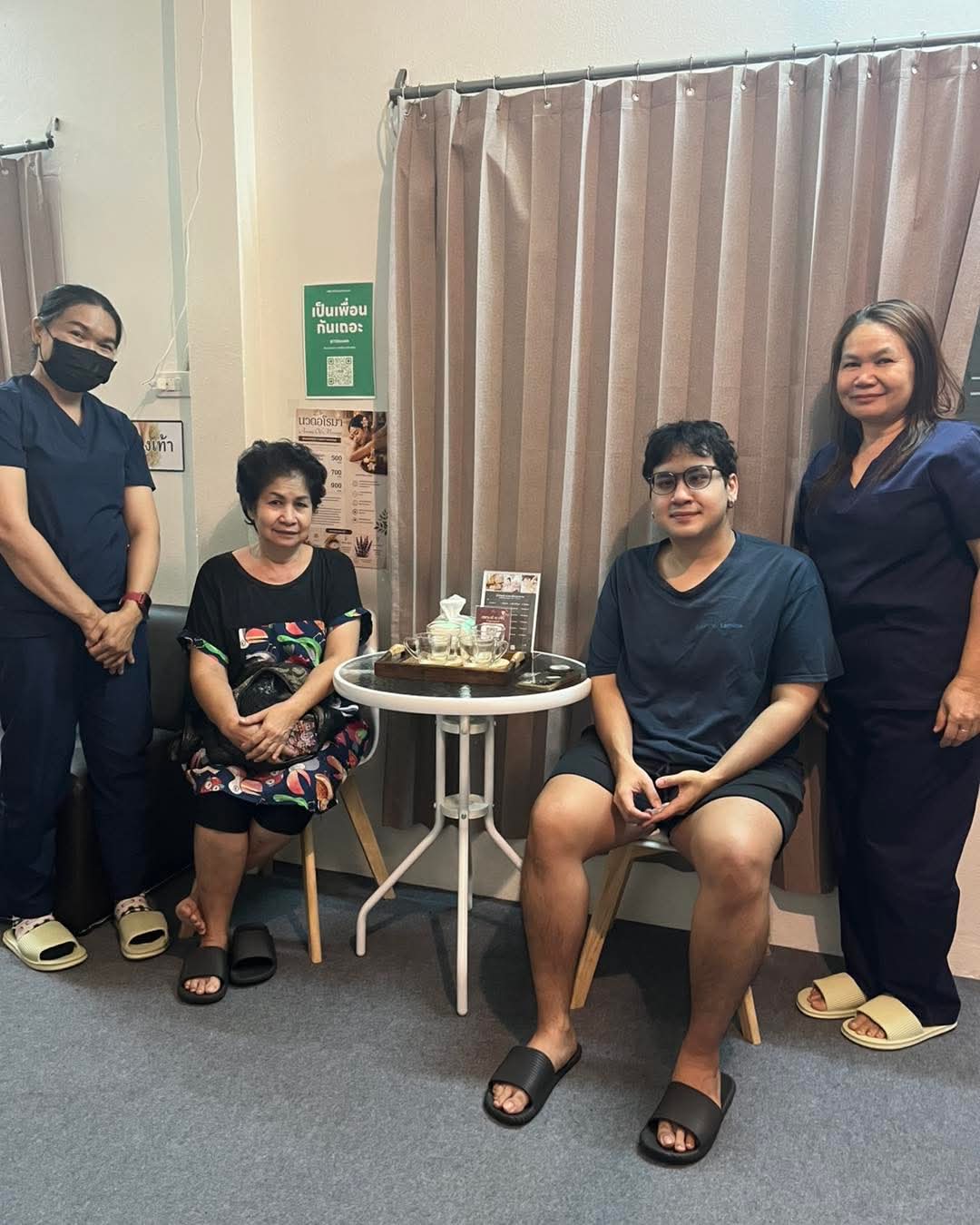 ลูกค้าและพนักงานในห้องรับรองของร้านน้ำทิพย์ ขอนแก่น