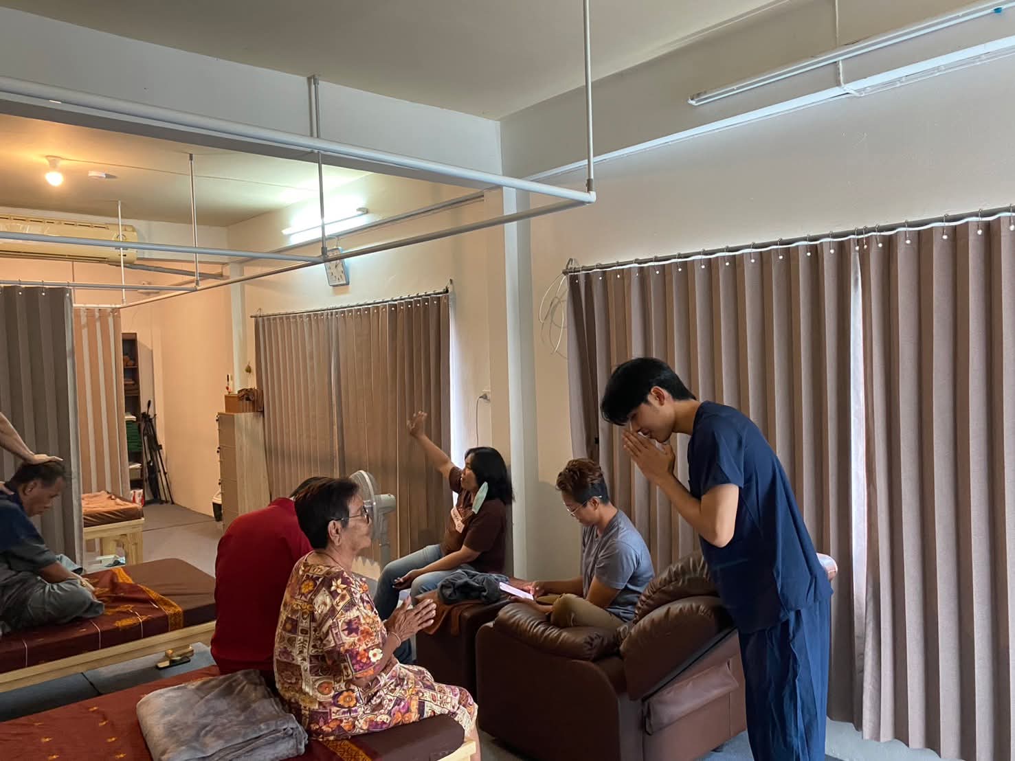 บรรยากาศภายในร้านน้ำทิพย์ ลูกค้ารอรับบริการในพื้นที่นั่งพัก