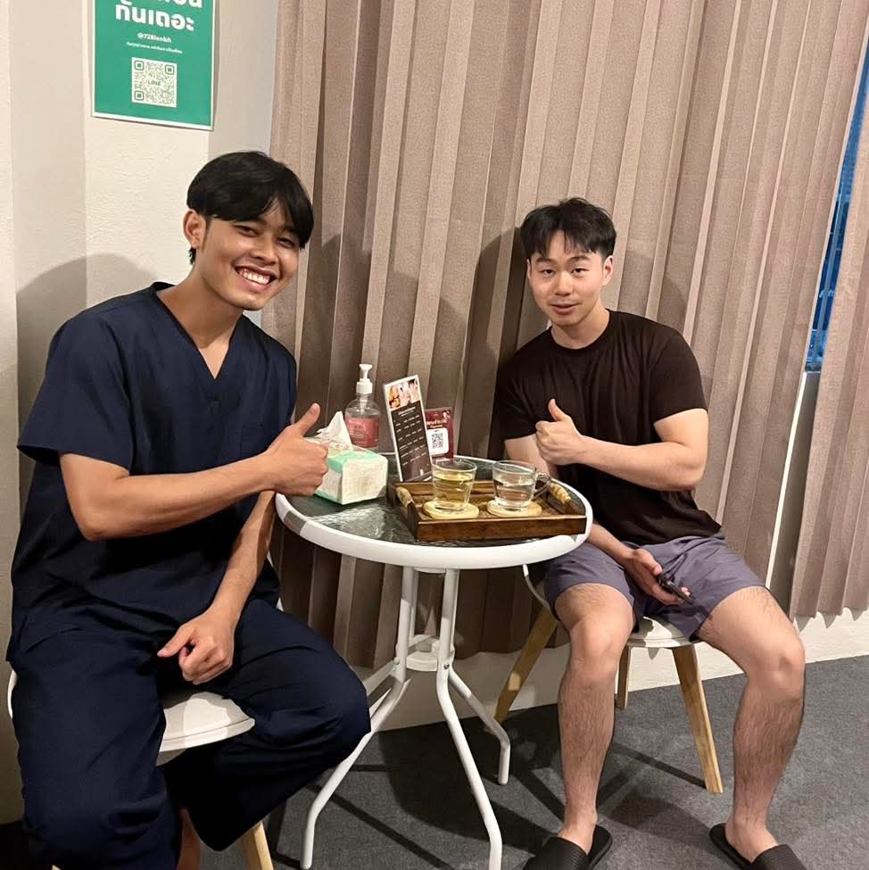 ลูกค้าและพนักงานนั่งพูดคุยที่โต๊ะรับรองร้านน้ำทิพย์