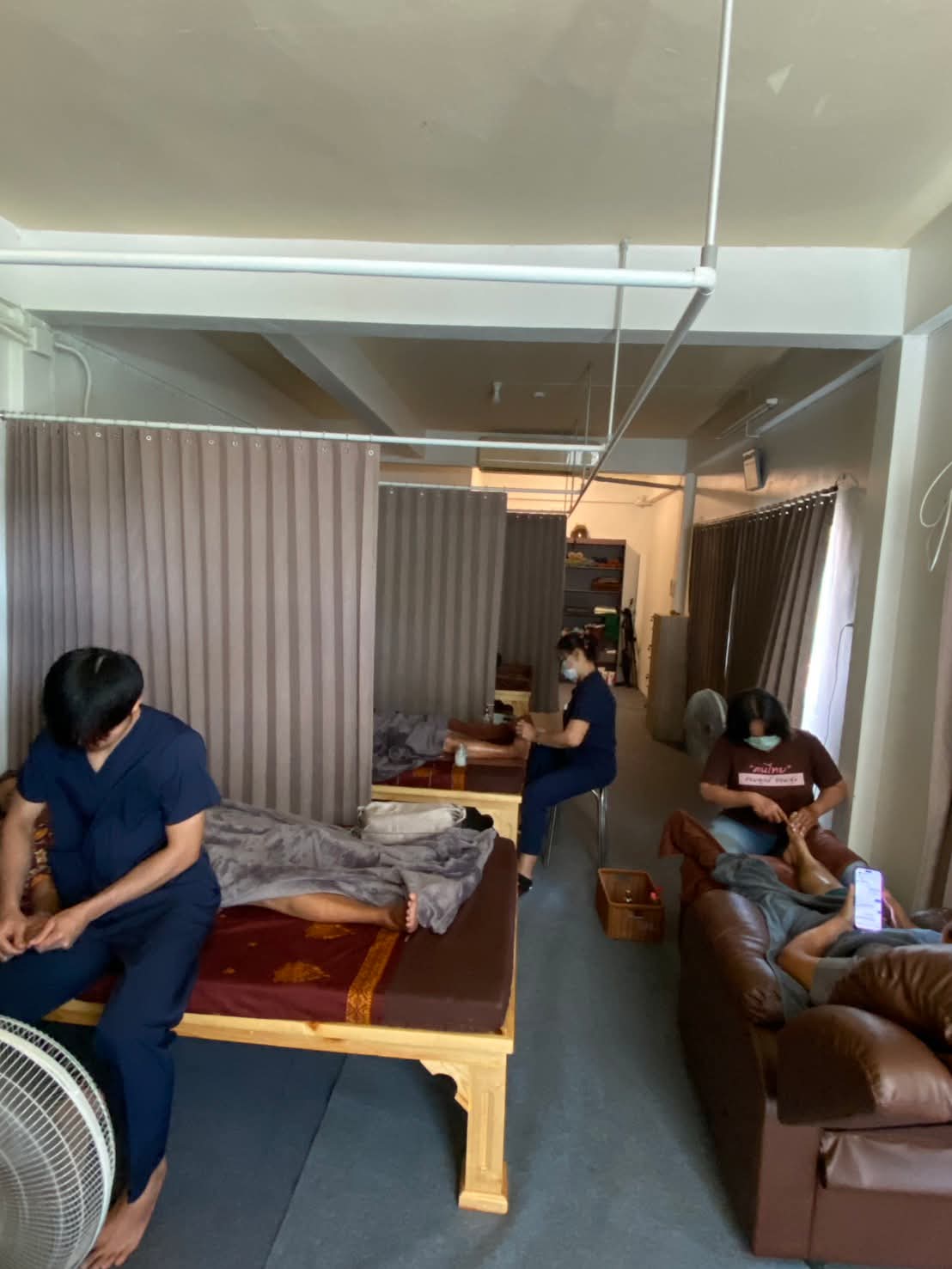 มุมห้องนวดร้านน้ำทิพย์มีเตียงนวดและโซฟาสำหรับนวดเท้า