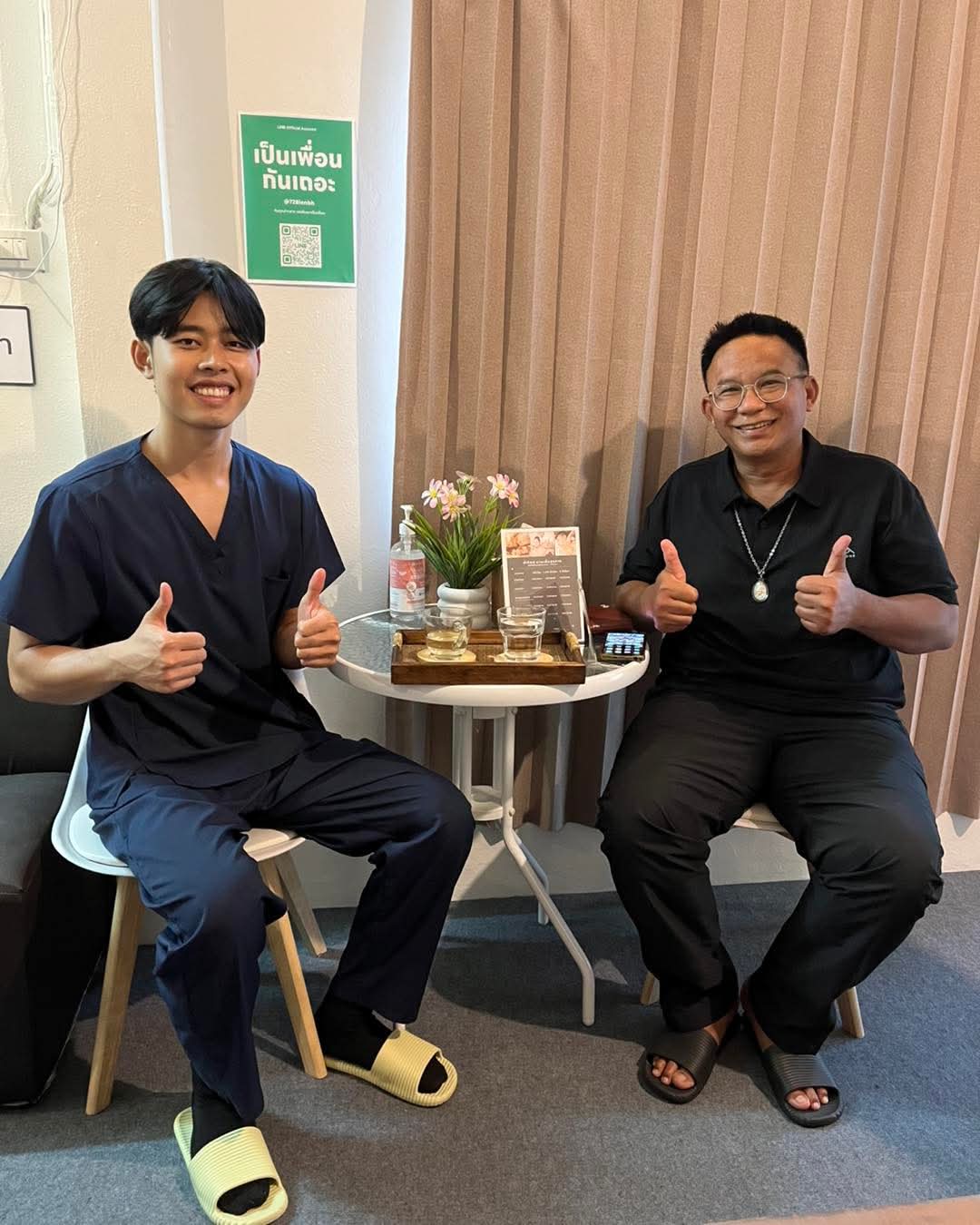 ลูกค้าถ่ายรูปร่วมกับพนักงานร้านน้ำทิพย์ในชุดยูนิฟอร์ม