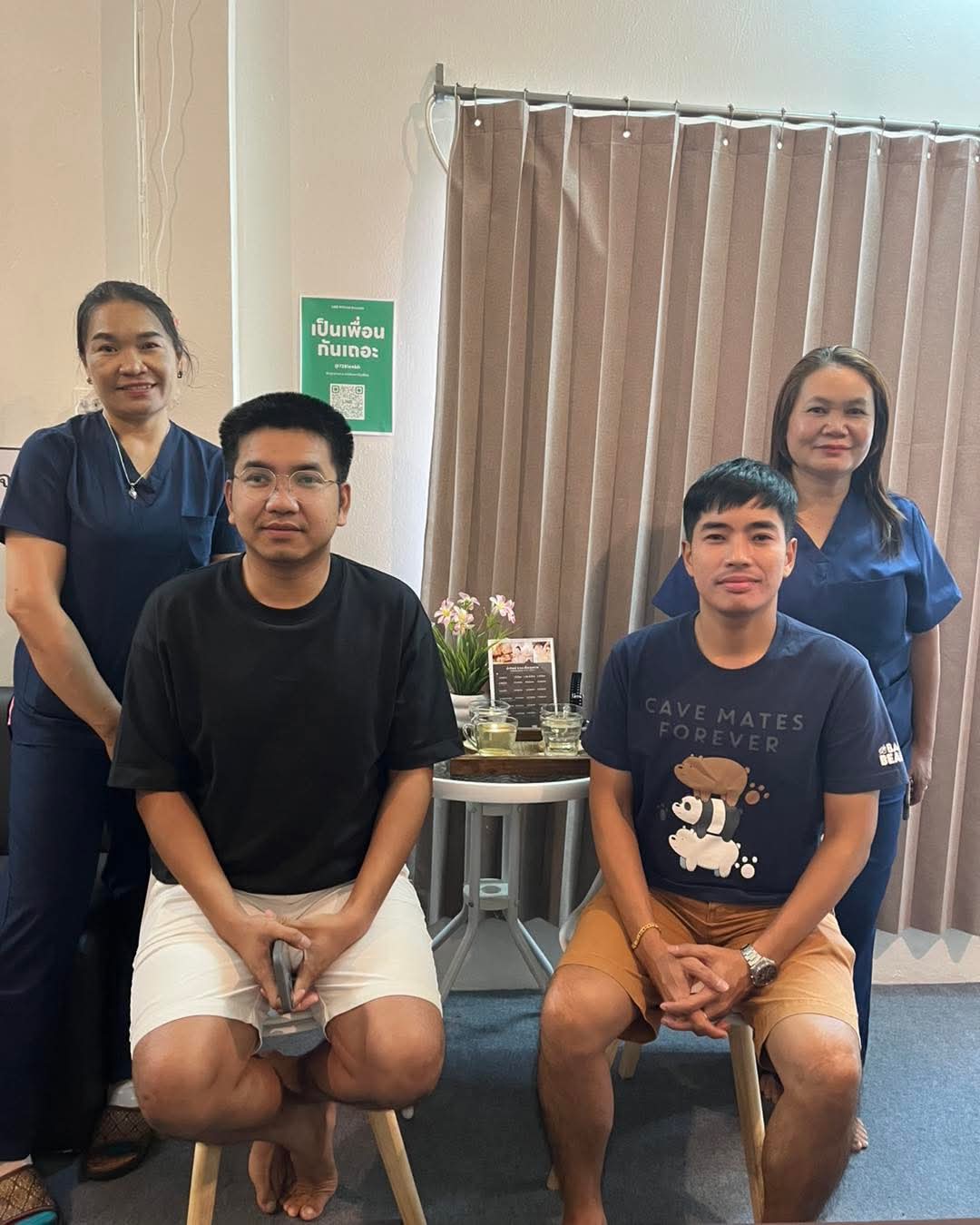 ลูกค้าและพนักงานร้านน้ำทิพย์ในบริเวณรับรอง