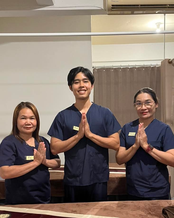 ทีมหมอนวดร้านน้ำทิพย์ นวดเพื่อสุขภาพ ขอนแก่น ยกมือไหว้ต้อนรับลูกค้า