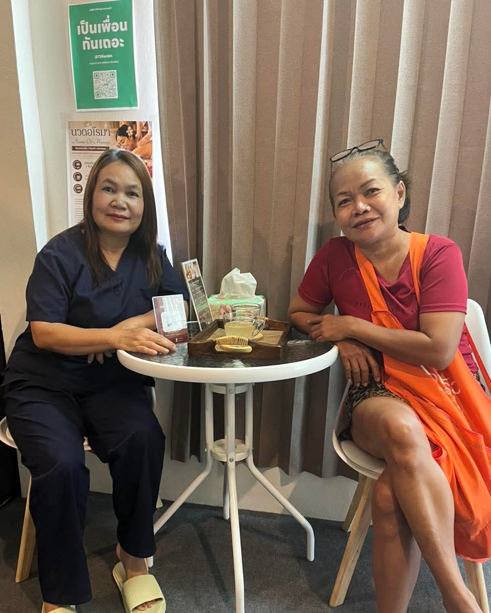 ลูกค้ากับพนักงานนั่งในบริเวณร้านน้ำทิพย์ ขอนแก่น
