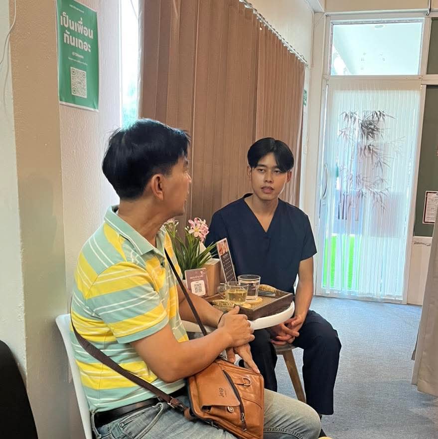 ลูกค้าพูดคุยกับพนักงานในห้องรับรองของร้าน